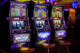 Gambar wajah pengguna yang antusias menikmati permainan casino live di perangkat mobile